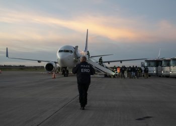 Llega a Venezuela primer avión de EE. UU. con migrantes tras acuerdo Biden-Maduro