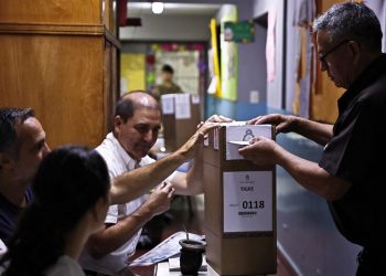 Argentina vota para elegir presidente en comicios decisivos para salir de la crisis