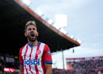 El Girona remonta al Almería con una goleada y alcanza al Real Madrid en la cima