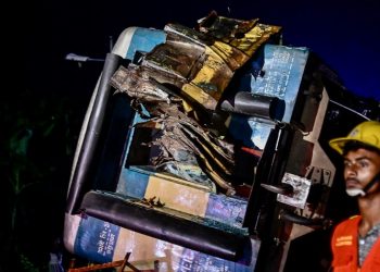 Colisión de trenes en Bangladés deja 17 muertos y más de 100 heridos