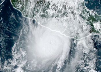 Huracán Otis avanza hacia México con pronóstico de extremo peligro