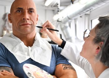 Museo francés ajusta color de piel de estatua de cera de Dwayne Johnson tras quejas
