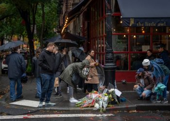 Los fans despiden a Mathew Perry en el rincón de «Friends» en Nueva York