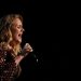 Adele sorprende a fans con atuendo de Morticia Addams