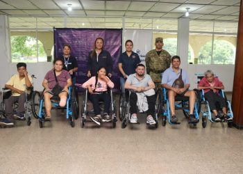 CONAIPD entrega sillas de ruedas a personas con discapacidad en Chalatenango
