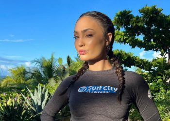 Miss Universo 2022, R’Bonney Nola Gabriel, surca las olas de Surf City El Salvador