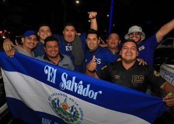 Los aficionados más fieles llegaron a ver a la Selecta contra Martinica