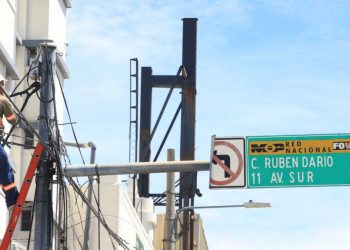 Comienzan a retirar cableado aéreo en Centro Histórico de San Salvador