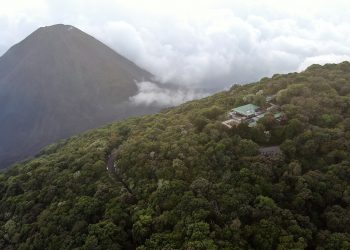 Un viaje con paisajes de volcanes y un cuerpo de agua en El Salvador