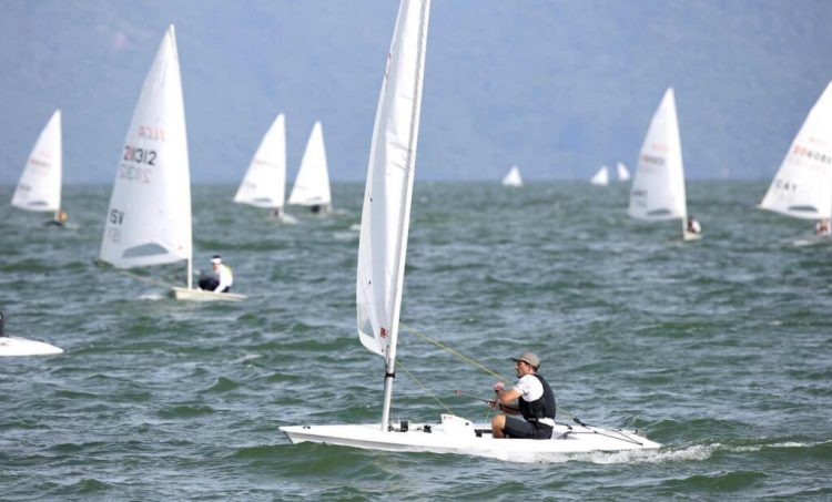 El velerista Enrique Arathoon ya se encuentra en Chile, entrenando, previo a su intervención en los Juegos de Santiago 2023. Fotos/INDES