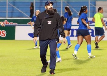 Éric Acuña, técnico de la Azul femenina: «A la gente le gusta ganar y a nosotros que la gente esté contenta»