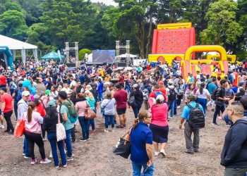 Familias salvadoreñas celebran la Feria del Jocote de Corona en el Parque Natural Cerro Verde