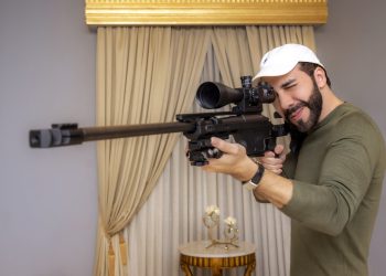Presidente Bukele presenta armamento sofisticado para combatir a la delincuencia