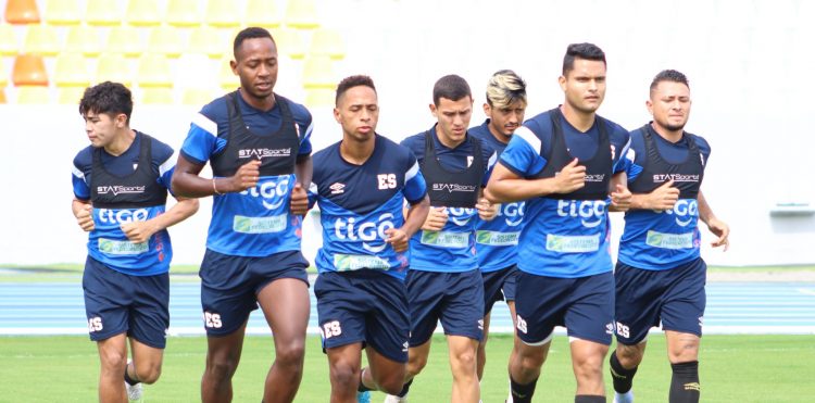 Entreno de este domingo de la selección en el Mágico González. Foto Fesfut