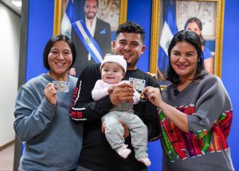 Viceministra Portal verifica servicio de entrega de DUI en el consulado general en Houston