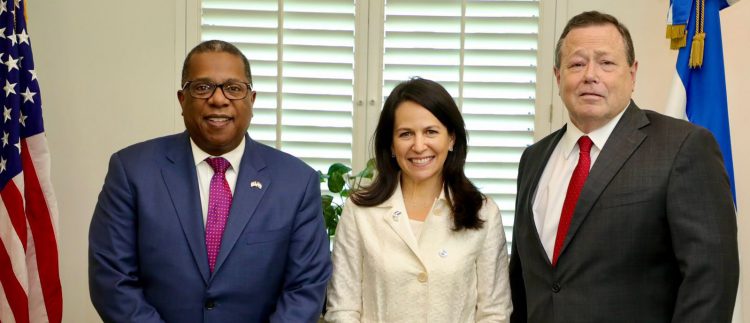 Bienvenida. El embajador Duncan saludó al subsecretario y representante de USAID.