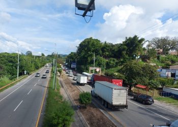 Rastra impactó contra bus en autopista a Comalapa