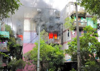 Bomberos controlan incendio en edificio de apartamentos en residencial Modelo, San Salvador