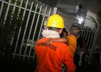 Protección Civil evacúa familias en Sonsonate ante el riesgo por tormenta tropical Pilar