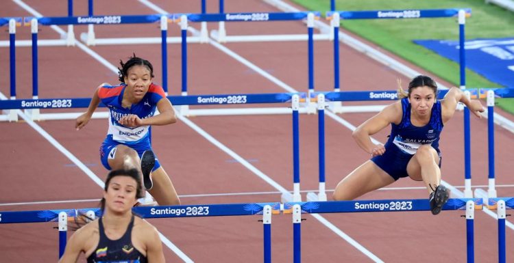 La atleta Nancy Sandoval (extremo derecho) en acción en los 100 metros vallas. Fotos/INDES