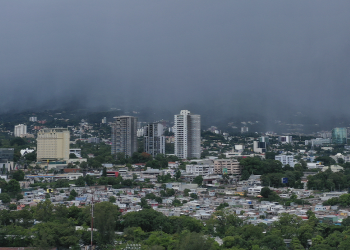 El 80 % de El Salvador está en riesgo de deslizamientos y Pilar amenaza con ser huracán