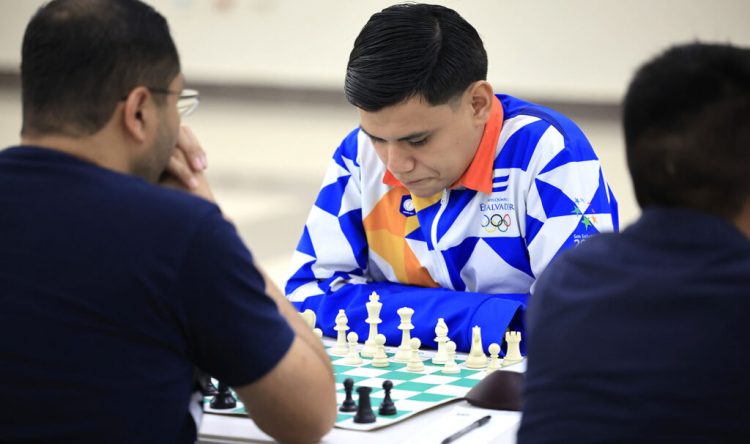 El ajedrecista Rafael Avilés, comanda por el momento las posiciones del Campeonato Superior. Fotos/INDES