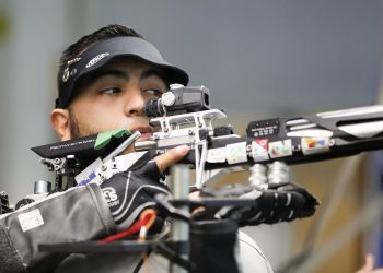 Israel Gutiérrez ajusta y recarga su rifle en Chile