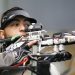 Israel Gutiérrez ajusta y recarga su rifle en Chile