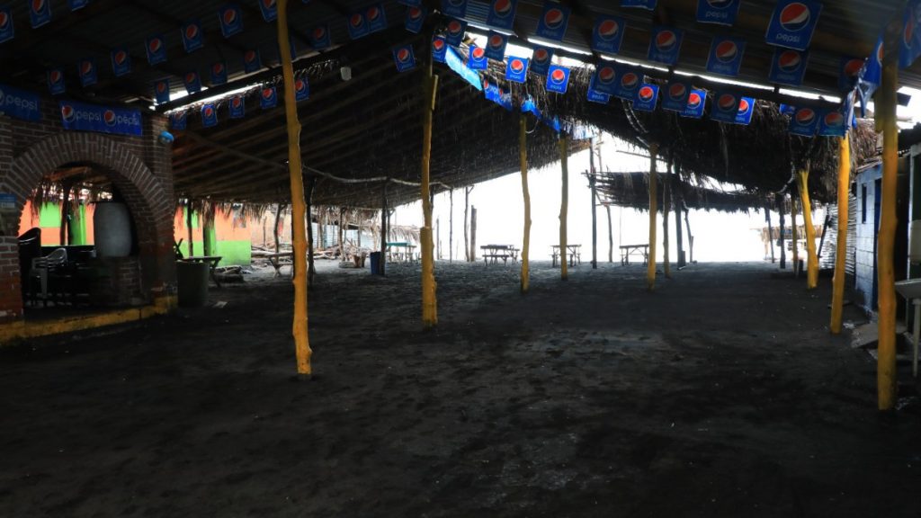 Los ranchos de la playa El Majahual se encuentran sin turistas. Foto DES Sofia Mazariego