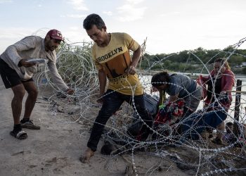Grupo de 50 migrantes se enfrenta a la Guardia Nacional y logra cruzar hacia Estados Unidos