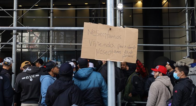 La iniciativa pretende abrir oportunidades a los inmigrantes para que abandonen los refugios. Foto AFP.