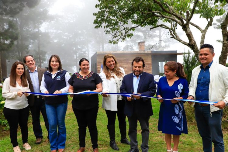 El vicepresidente
Félix Ulloa y la
ministra de Turismo,
Morena Valdez,
acompañaron al
equipo de Villa
Montana en su
inauguración.