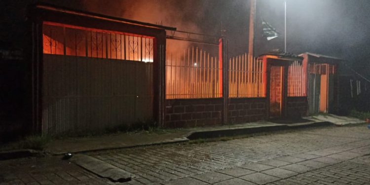 Docenas de viviendas fueron incendiadas por la disputa política y
económica del concejo municipal, desatada desde agosto.