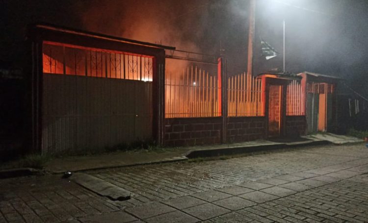 Docenas de viviendas fueron incendiadas por la disputa política y
económica del concejo municipal, desatada desde agosto.
