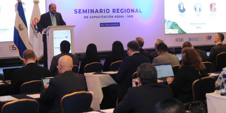 El seminario reunió a representantes de las diferentes compañías que integran la industria aseguradora de la región.