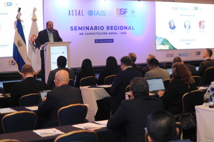 El seminario reunió a representantes de las diferentes compañías que integran la industria aseguradora de la región.