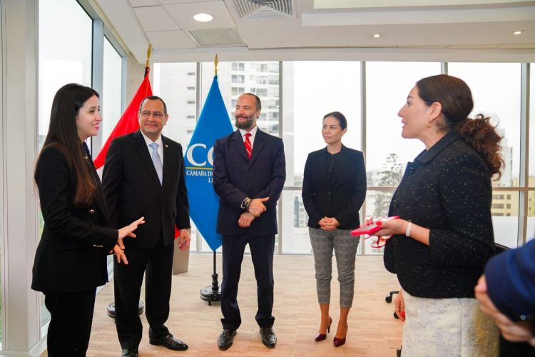 Al evento asistieron decenas de empresarios peruanos interesados en lo que ofrece El Salvador.