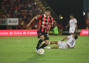 Leonardo Menjívar jugará semifinal de Copa Centroamericana con Alajuelense
