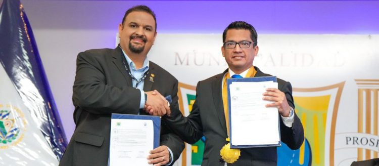 El alcalde
de Santa
Ana acudió
a ambas
ciudades
peruanas a
firmar los
documentos.