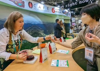 Café salvadoreño destacó en una exposición de Japón