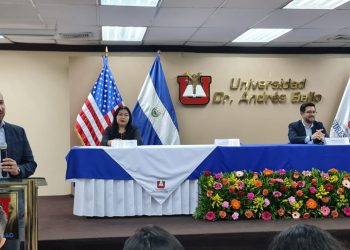 Programa «Inglés para un futuro mejor» gradúa a 250 jóvenes salvadoreños