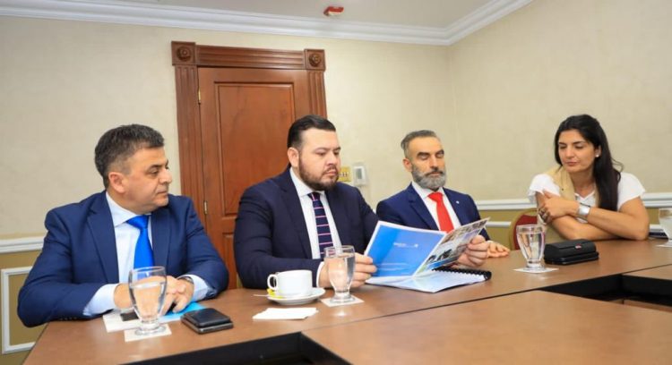 El comisionado presidencial, Cristian Flores, se reunió con ejecutivos de Di Matino y Asociados, y el embajador de Argentina en El Salvador, Ruben Ruffi.