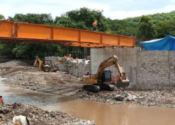 El puente en el río Taisihuat, de San Miguel, tiene un avance de 76 %