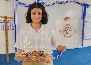 Estudiantes tienen un emprendimiento de donas en Moncagua
