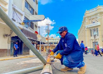 Retiran 7 kilómetros de cableado aéreo en el Centro Histórico