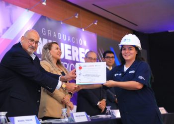 AES El Salvador y el ISDEMU gradúan a 116 mujeres electricistas