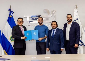 Presidente Bukele presenta solicitud de inscripción ante el TSE