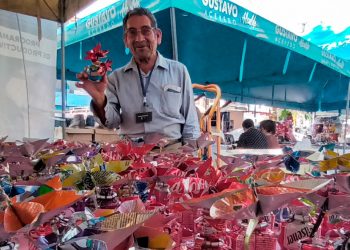 Santos, el veterano de guerra que convierte las latas en adornos
