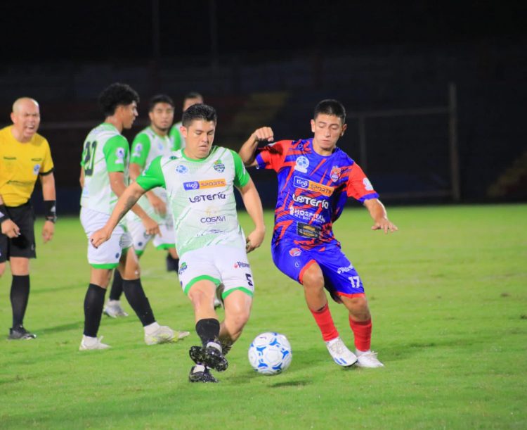 Santa Tecla llegó hasta el estadio Óscar Quiteño para vencer al local Santa Ana 0-1 y mantener su invicto en la LNF. Foto/@SantaTeclaITDFC