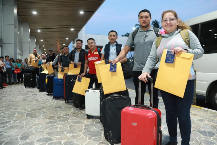 El nuevo contingente de trabajadores viaja a Canadá en el marco del Programa de Migración Laboral.